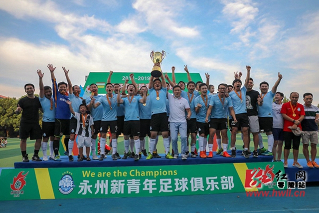 美国女篮提前晋级，中国队苦战拿下首胜，积分榜更新